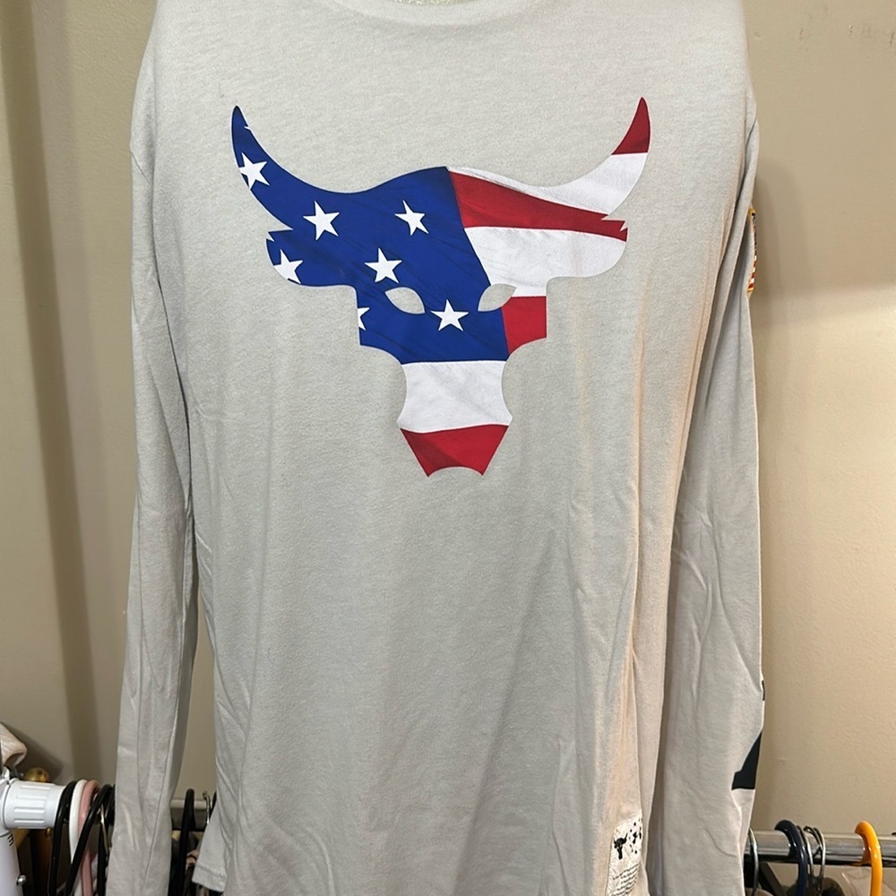 Men’s under Armour project rock Texas flag bull size medium shirt